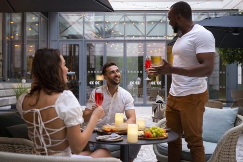 amis-de-vue-de-cote-appreciant-un-diner-min